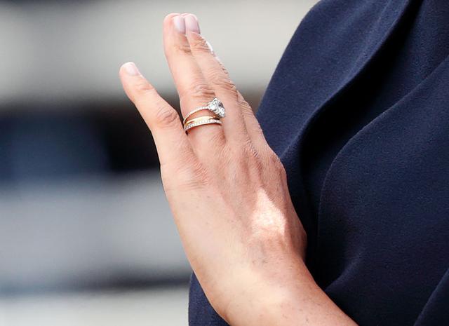梅根像大部分婚后的女性一样,将婚戒和订婚戒指都戴在左手无名指上