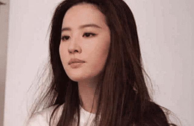 刘亦菲抖音上演“抿嘴杀”，结果上衣太特别，