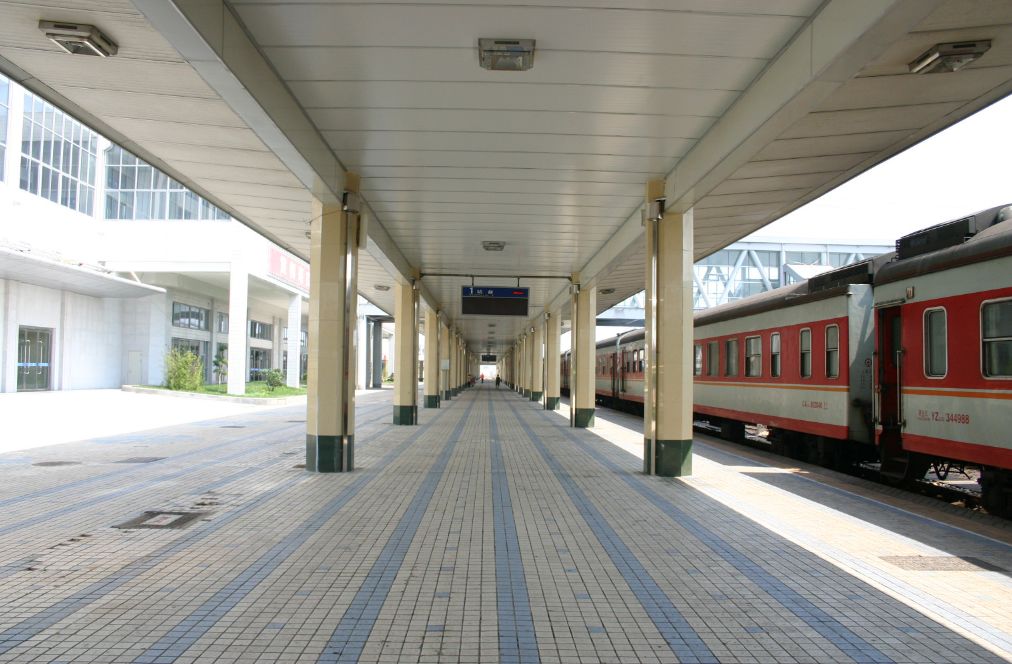 是90年代阜阳火车站的场景