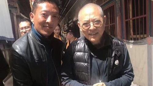 56岁李连杰和女儿合影，头发乌黑，比去年年轻了