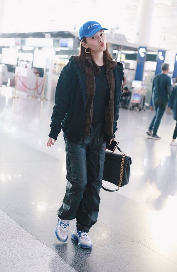 徐冬冬手术事故后机场现身,卫衣搭工装裤清爽帅气,素颜也很美