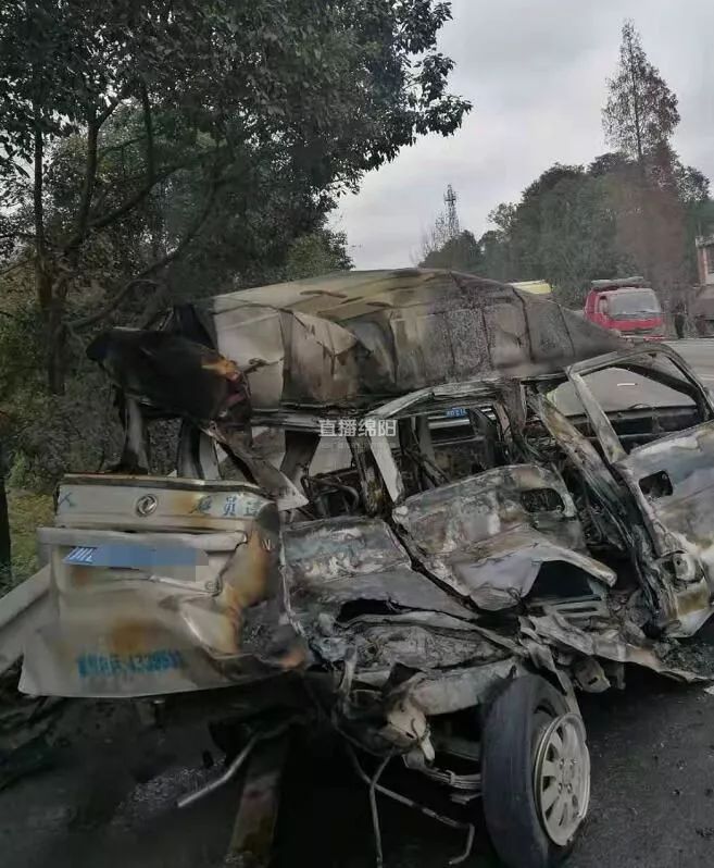 太惨烈!近日车祸频发,绵阳一面包车碰撞后起火,驾驶员当场死亡!还有.