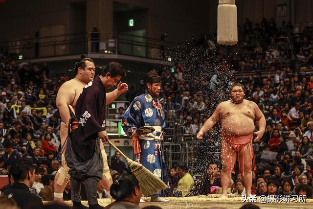 日本国技大相扑—两个胖子在场上角斗 赢者获得金钱美女