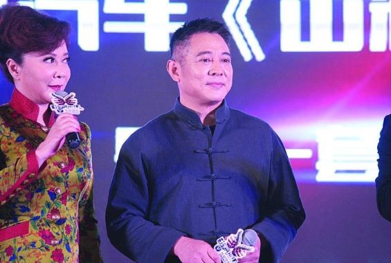 56岁李连杰和女儿合影，头发乌黑，比去年年轻了