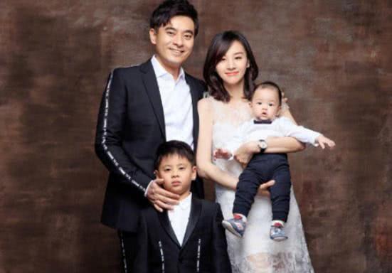 他们差10岁却一见钟情，结婚5年生下两个儿子，