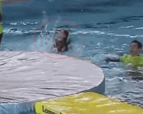 赵丽颖参加跑男落水，在水里挣扎半天没人理会