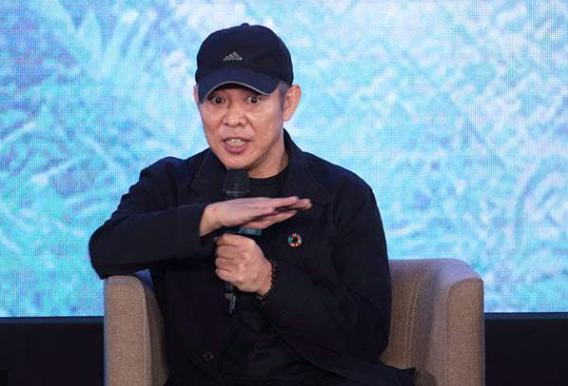 56岁李连杰和女儿合影，头发乌黑，比去年年轻了