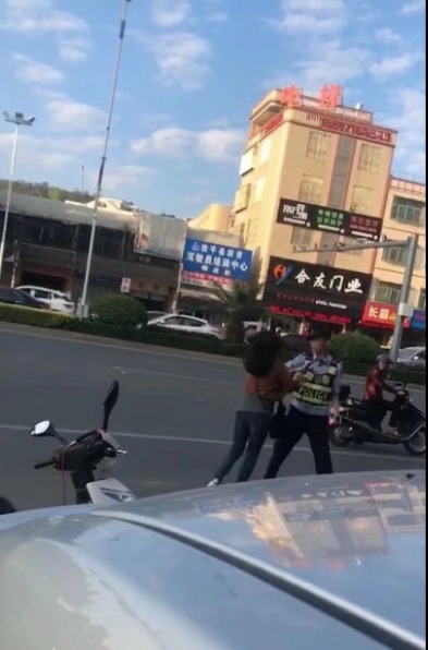 潮州一女子骑摩托未戴头盔，不配合检查且追打
