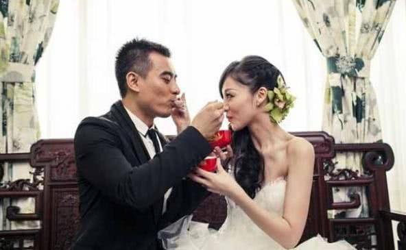 他们差10岁却一见钟情，结婚5年生下两个儿子，