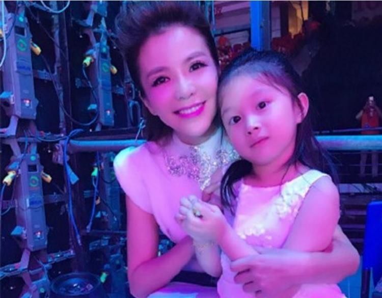 朱迅全家近照多次患病仍坚强老公有才且宠妻儿子名字很特别