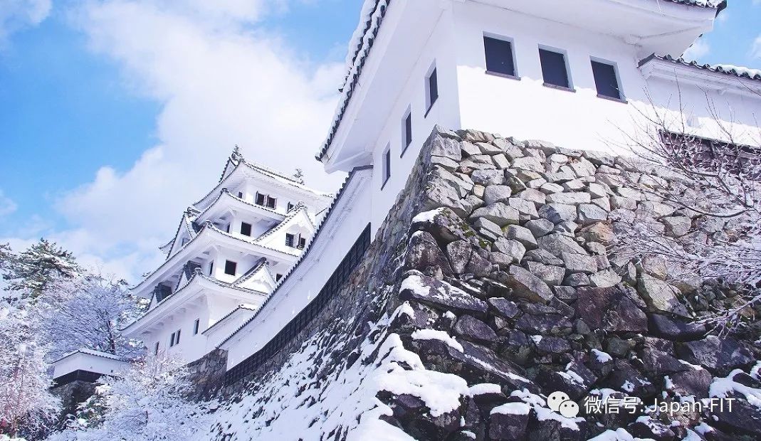 借道中部机场滑雪之余,还可以深入岐阜看雪景泡温泉品味世遗嘛