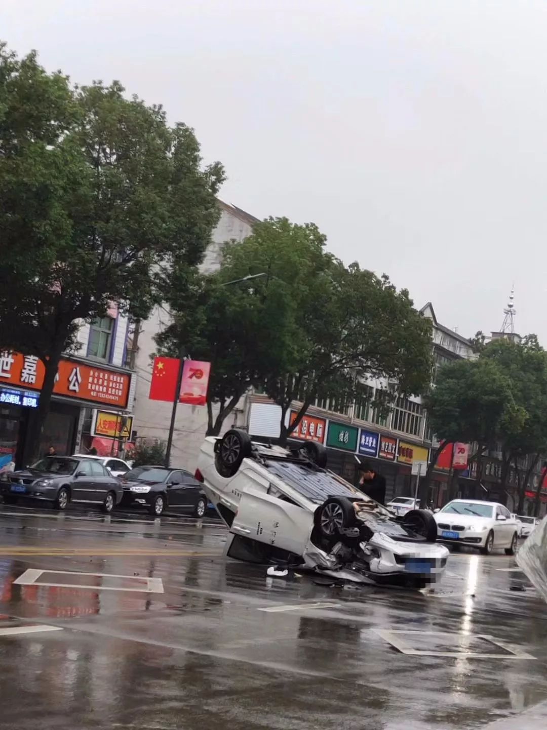 下雨天,慈溪一辆白色轿车四脚朝天躺在路中间.