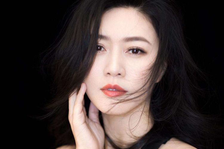 曾和陆毅痴恋多年，如今陆毅事业家庭双丰收，