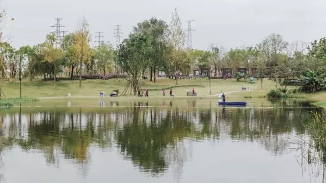 位于成华区龙潭境内的北湖生态公园,大到门口标牌,小到指路标记,处处