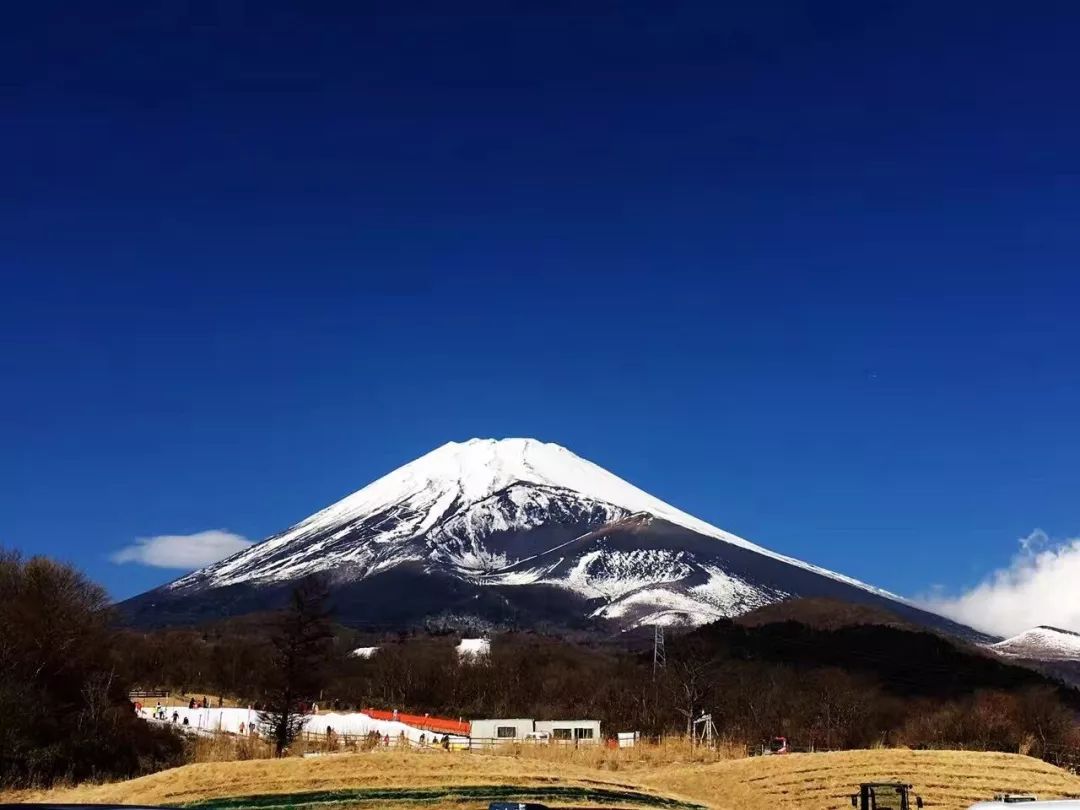 巴士最高可上到2305米的五合目,从这里开始登山,一般需要几小时才能登