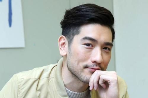 高以翔女友飞浙江，手戴法国SOCCO轻奢爱情手表泪