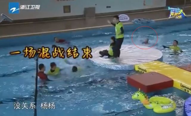 赵丽颖参加跑男落水，在水里挣扎半天没人理会