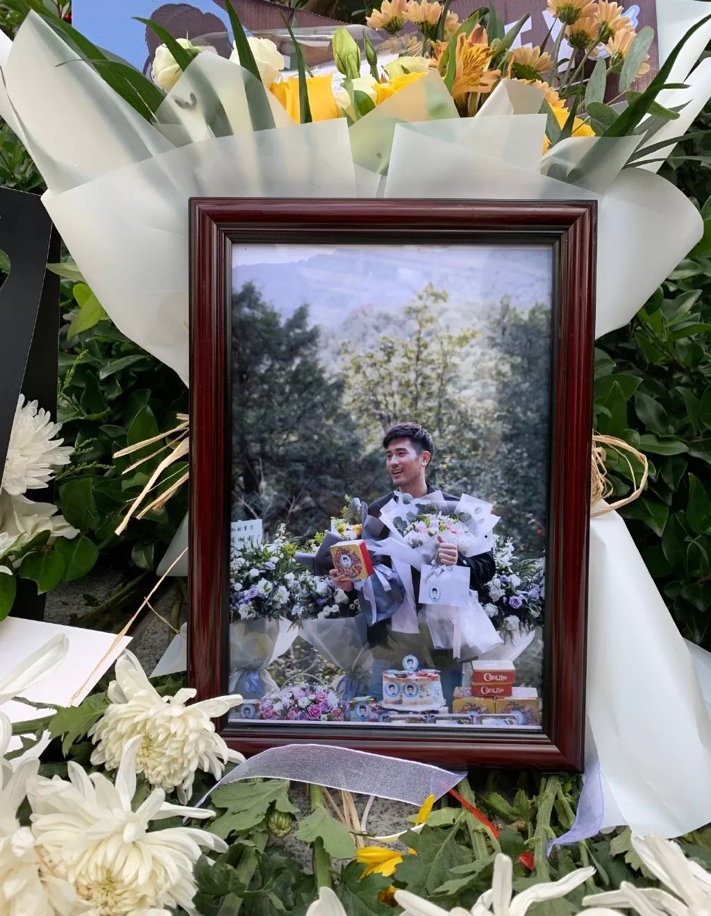 高以翔一集片酬还不够张雨绮买个包，网友：建