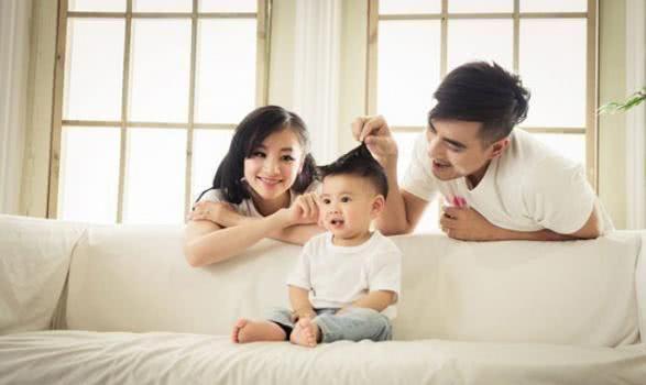 他们差10岁却一见钟情，结婚5年生下两个儿子，