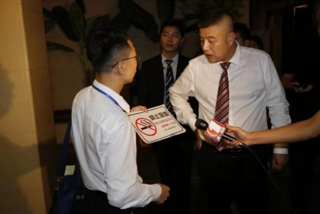 深圳烟民会所吸烟被罚想上电视当网红？称脸可