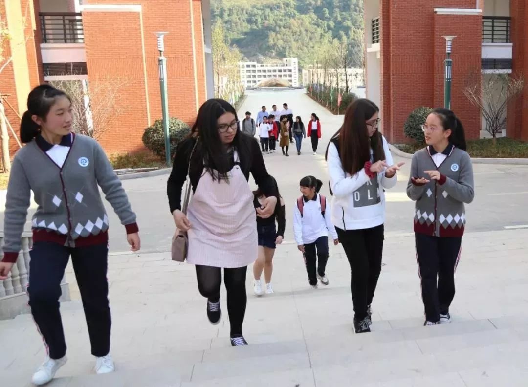 南美人与生俱来的活泼和热情,让智利的新同学们融洽地在伯温中学学习