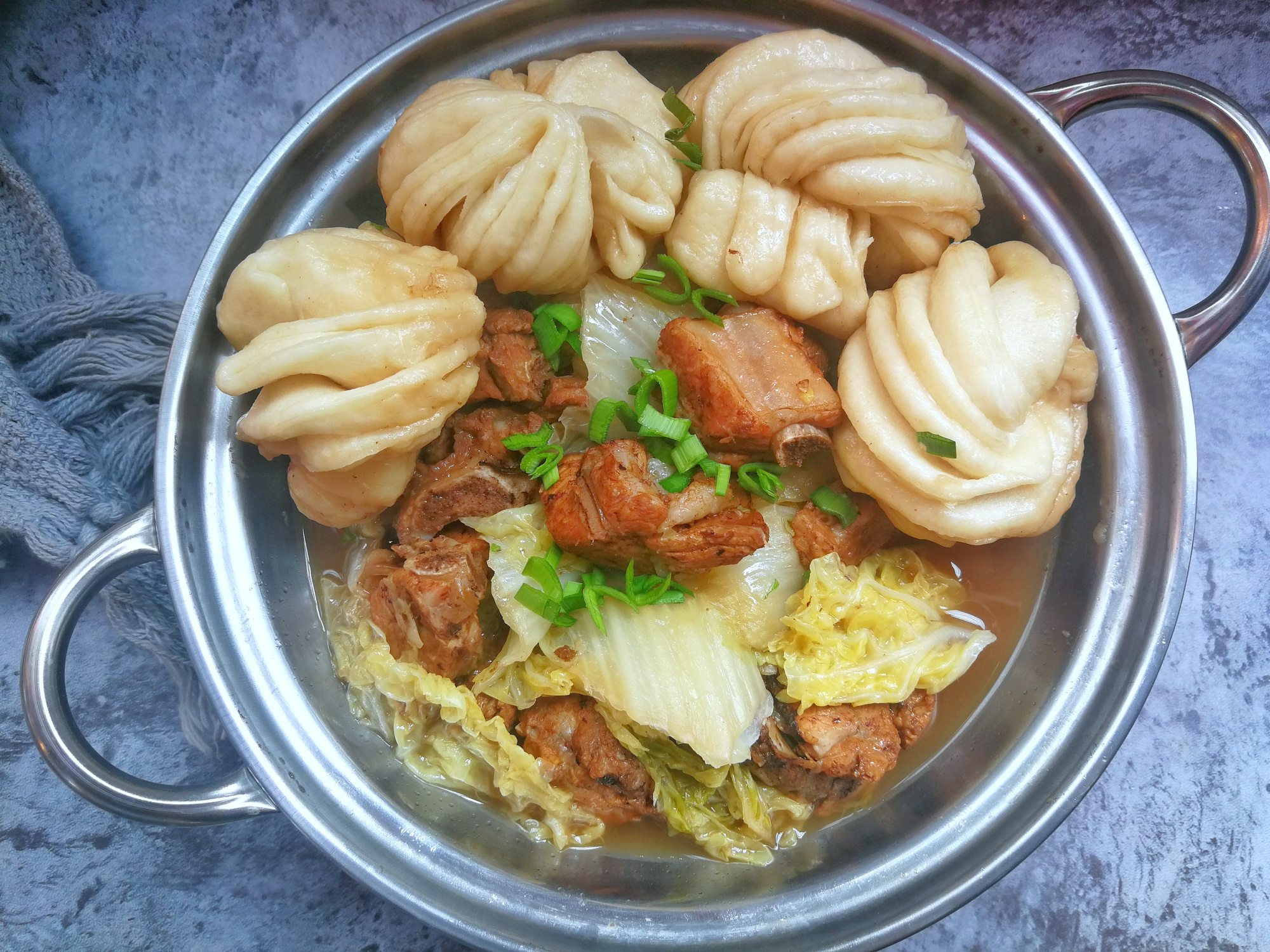 花卷扔在菜锅里蒸,宣软蓬松带肉香味儿,主食和菜一锅出,超省事_排骨