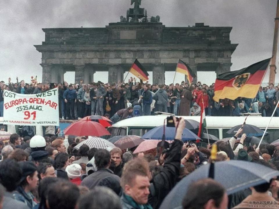 柏林墙倒塌30年，德国东西差距缩小了吗？