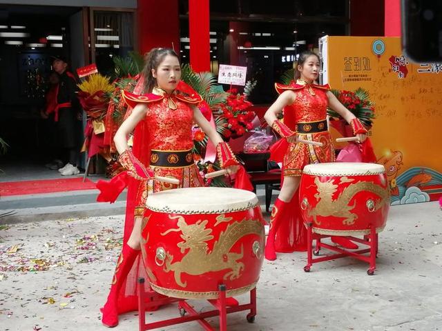 舞醒狮敲大鼓开牛市,放飞和平鸽,这个开业庆典创意足_陆治华