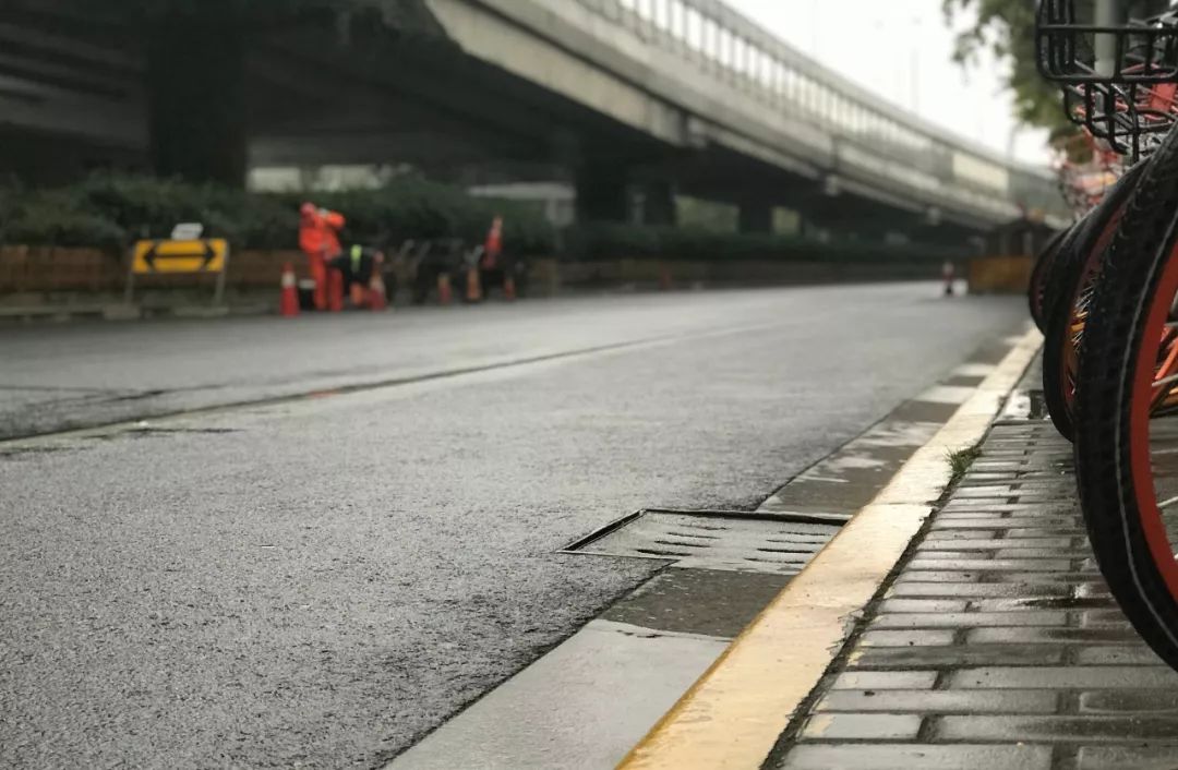 1,马路牙子上面有黄色实线.