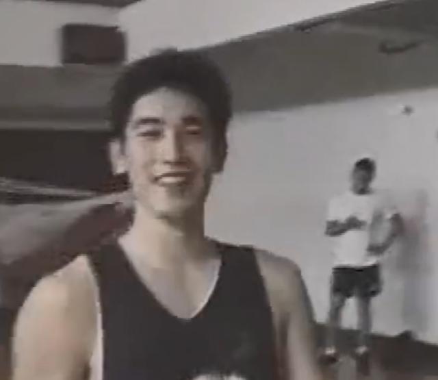 高以翔20岁打篮球视频,那时没留胡子,青涩的模样让人一眼忘不掉
