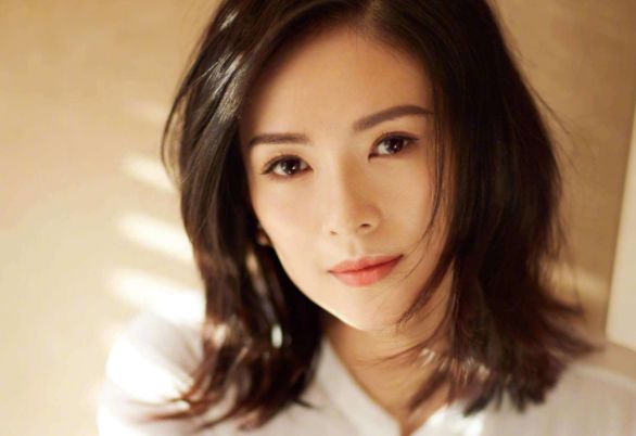 她多次击败章子怡夺影后，事业巅峰嫁入豪门，