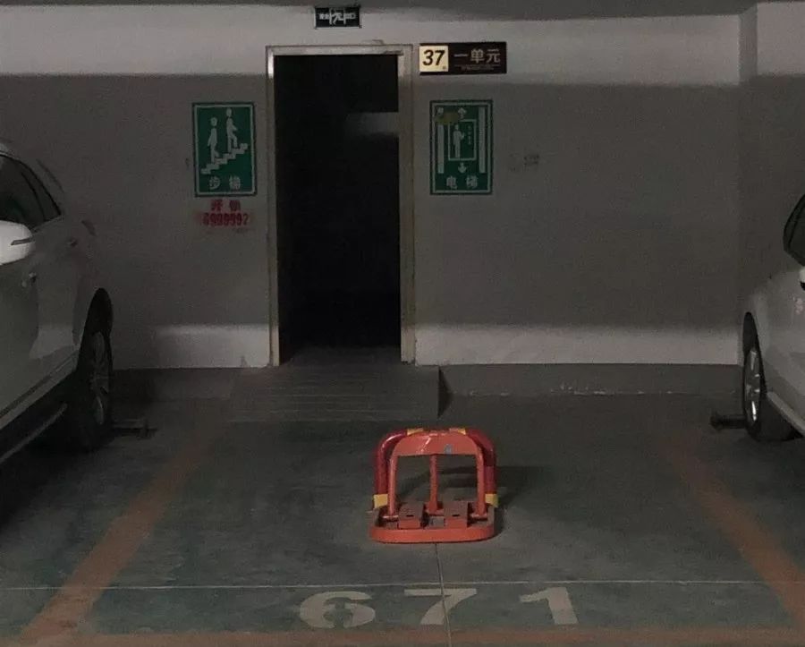 聊城这个小区地下车库的车位堵住了电梯口