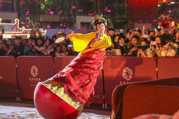 大唐不夜城,又上热搜"真人不倒翁"为何如此火爆?_表演