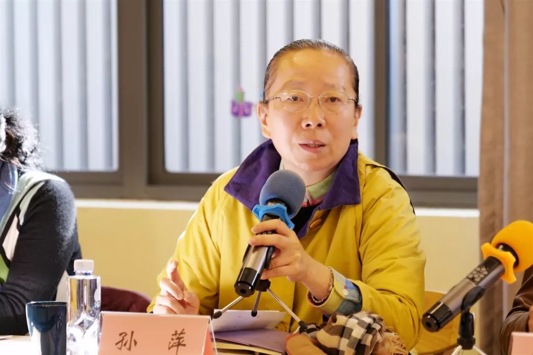 真北五玉华中学孙萍带领大家实地察看了玉华中学共享停车点,并到真北