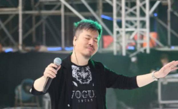 以为自己很红，跑到鸟巢开演唱会，演出结束老