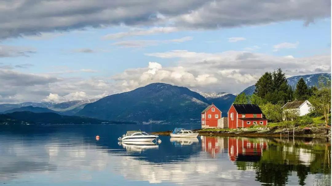 约塔运河,沿河风景如画,旅游业颇为发达,被誉为"漂浮在瑞典国土上的