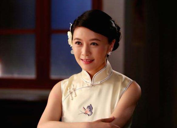 她多次击败章子怡夺影后，事业巅峰嫁入豪门，
