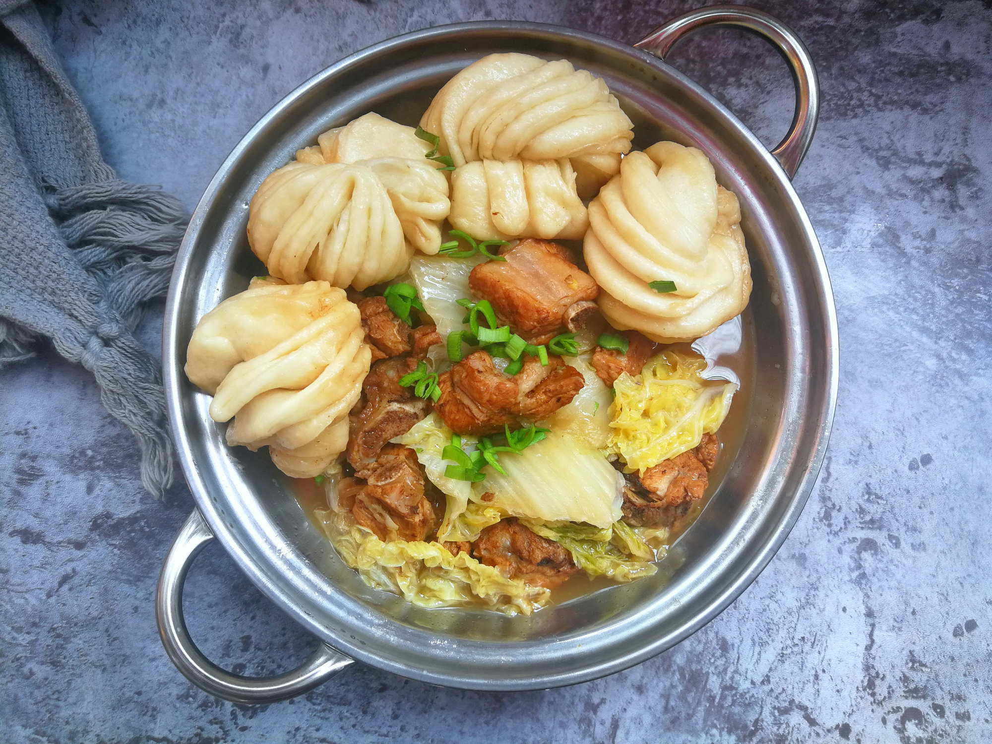 花卷扔在菜锅里蒸,宣软蓬松带肉香味儿,主食和菜一锅出,超省事_排骨