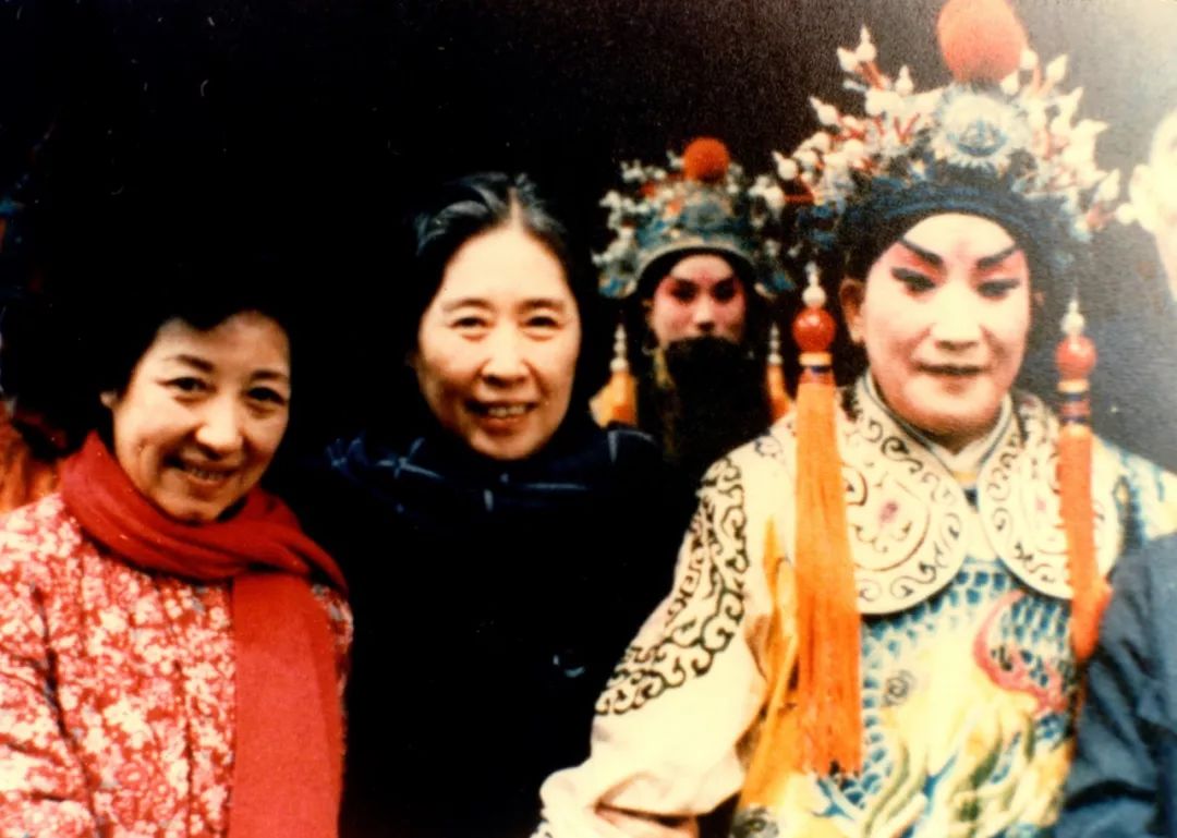 1982年,王光美,杜近芳在河南观看著名越调艺术家申凤梅的演出后留影