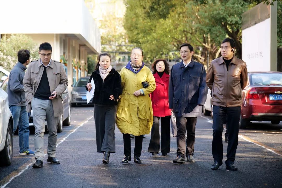 玉华中学孙萍带领大家实地察看了玉华中学共享停车点,并到真北五居民