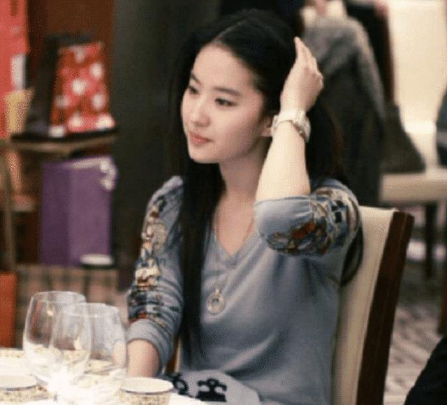刘亦菲抖音上演"抿嘴杀",结果上衣太特别,网友:勉强算a