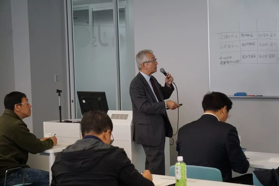 日本银发产业占经济总量_银发少女动漫图片