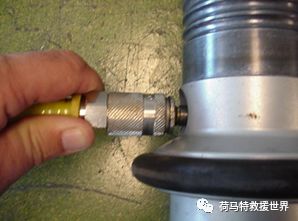 步骤17 压缩空气对自动锁定部位继续清洁