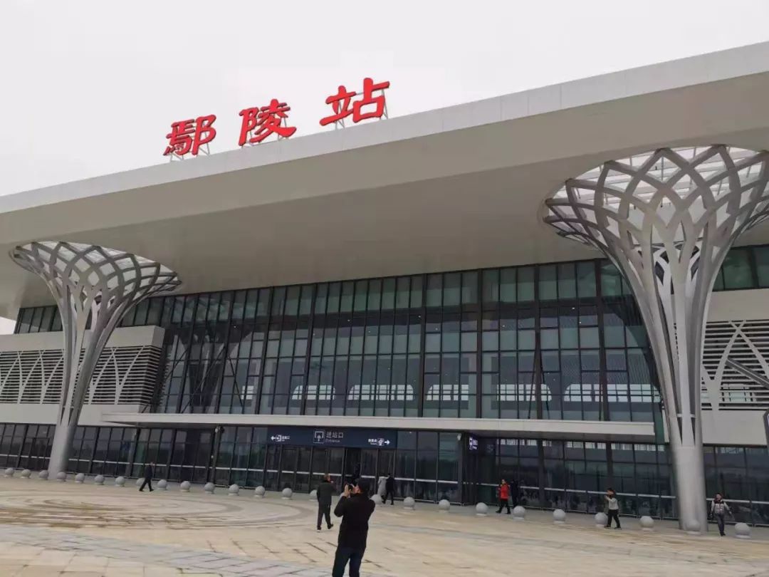 豫鄂两省形成高速铁路客运通道郑渝高铁郑襄段开通运营后,郑州至襄阳
