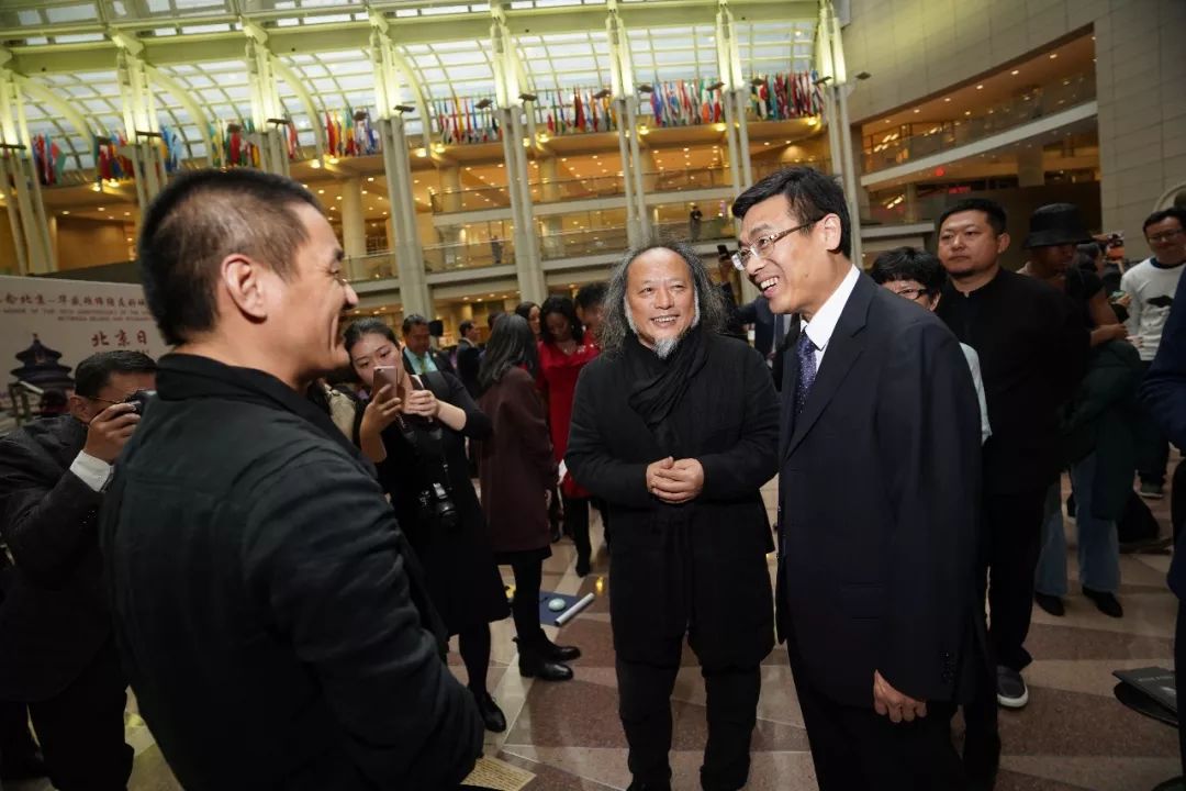 王耀老师在展示传统书法文化▽华盛顿市民沉浸在传统文化的魅力中难以