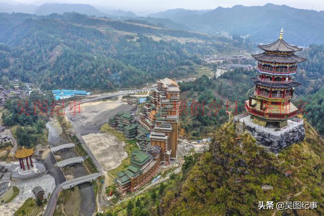 2019年11月21日,游客慕名来到独山县水司楼前,观赏这楼独特建筑.