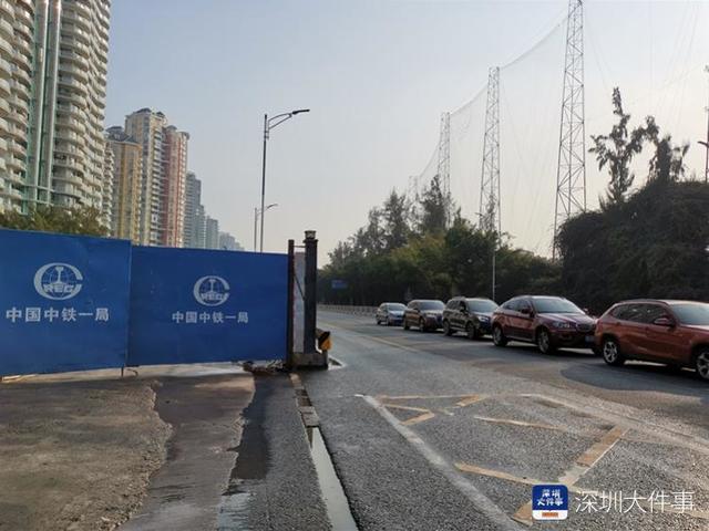 初中生过马路被撞飞，深圳多区路口被发现围挡