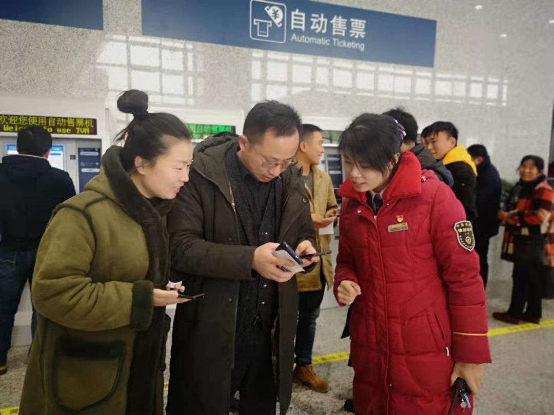 真的超级超级超级高 除了守在高铁西站买票外 阜阳火车站 也有人早早