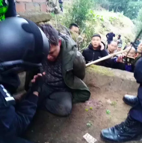 “悍匪”冯学华判死！奸杀3名妇女，潜逃439天藏匿柴房时落网