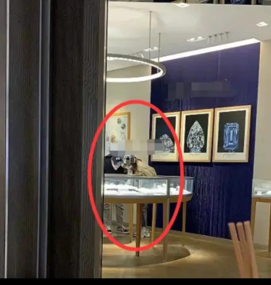 张亮寇静离婚扔作秀 约会美女瞒不住还是阴谋论